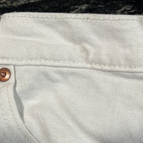 NWOT Levi’s 501 Distressed Shorts - Picture 11 of 12